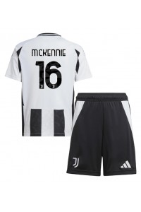 Juventus Weston McKennie #16 Babytruitje Thuis tenue Kind 2024-25 Korte Mouw (+ Korte broeken)